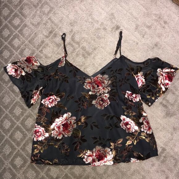 CUPCAKES AND CASHMERE Jovelyn Off the Shoulder Top - Picture 8 of 8